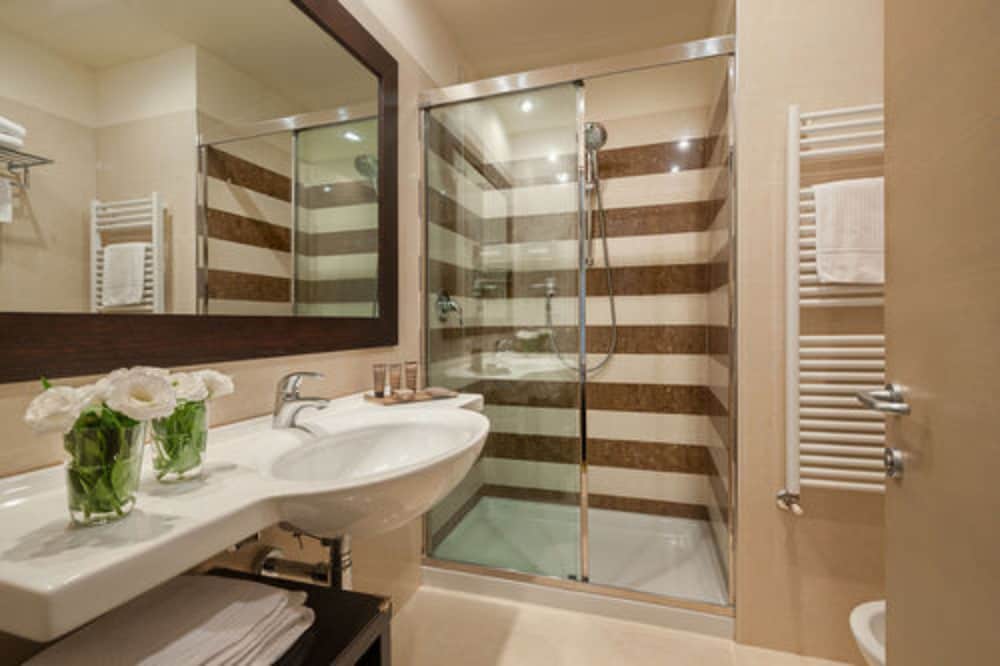 Hotel Nazionale — Hotel rooms in Desenzano del Garda, Lombardy
