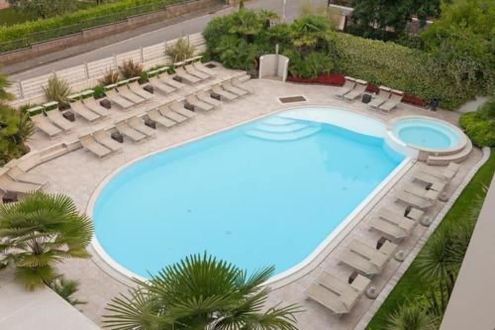 Hotel Nazionale — Swimming pool in Desenzano del Garda, Lombardy