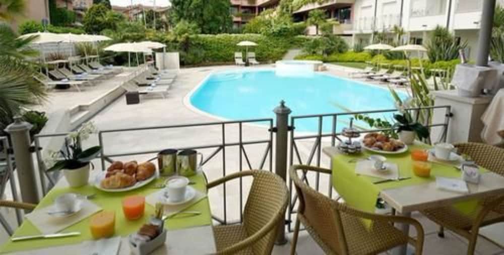 Hotel Nazionale — Swimming pool in Desenzano del Garda, Lombardy