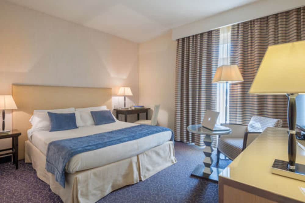 Hotel Nazionale — Hotel rooms in Desenzano del Garda, Lombardy