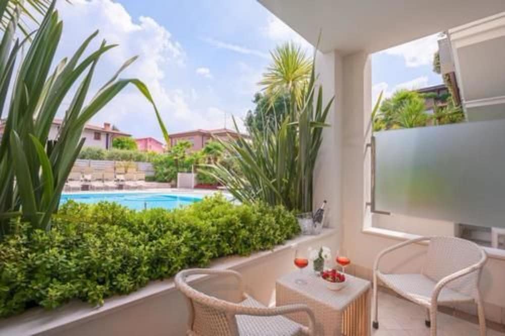 Hotel Nazionale — Swimming pool in Desenzano del Garda, Lombardy