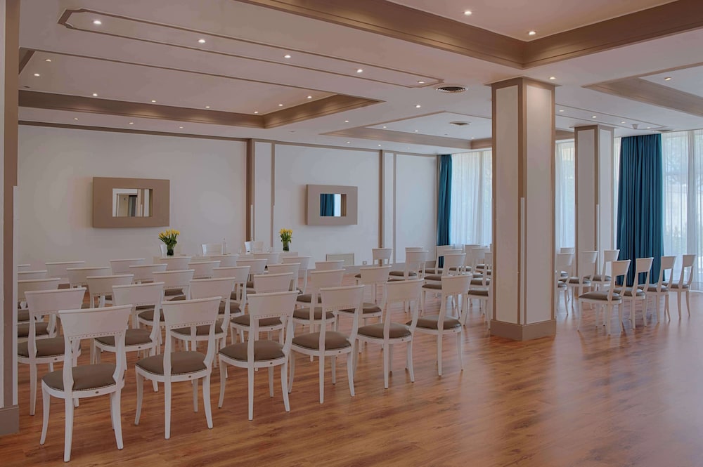 NH Caltagirone Villa San Mauro — Hotel building in Caltagirone, Sicily