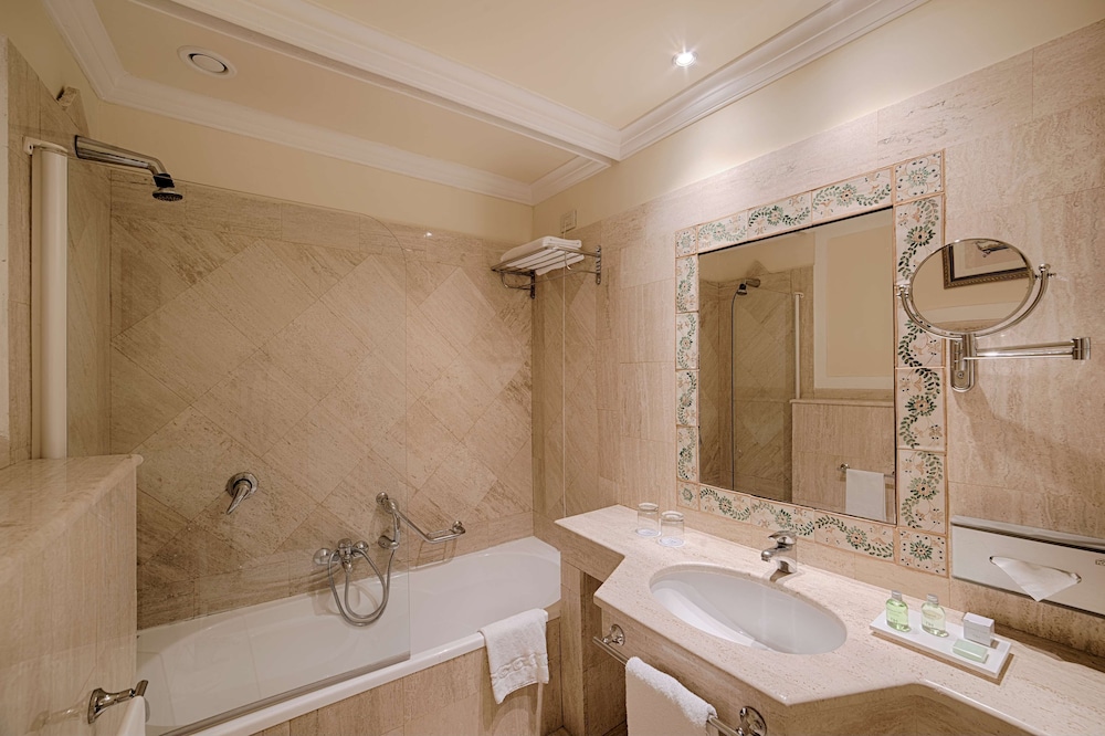 NH Caltagirone Villa San Mauro — Hotel rooms in Caltagirone, Sicily
