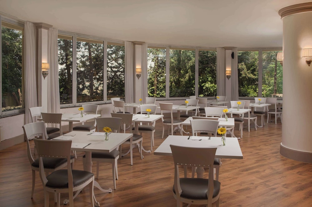 NH Caltagirone Villa San Mauro — Restaurant & bars in Caltagirone, Sicily