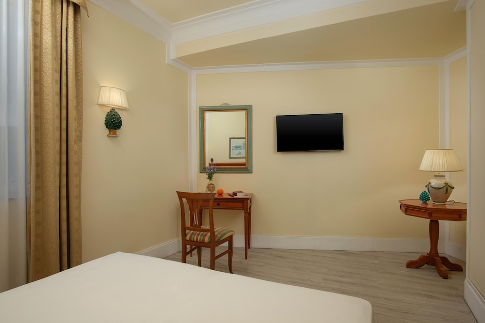 NH Caltagirone Villa San Mauro — Hotel rooms in Caltagirone, Sicily