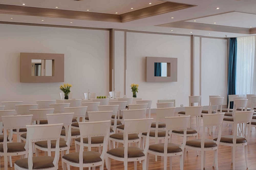 NH Caltagirone Villa San Mauro — Hotel building in Caltagirone, Sicily