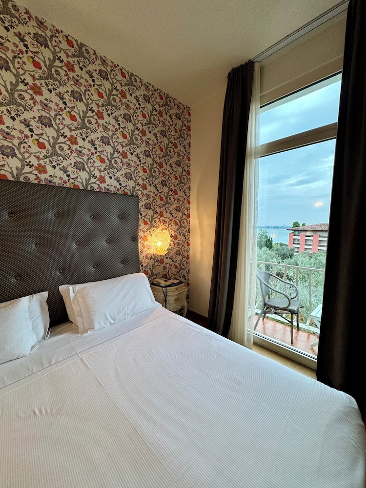 Olivi Hotel & Natural Spa — Hotel rooms in Sirmione, Lombardy
