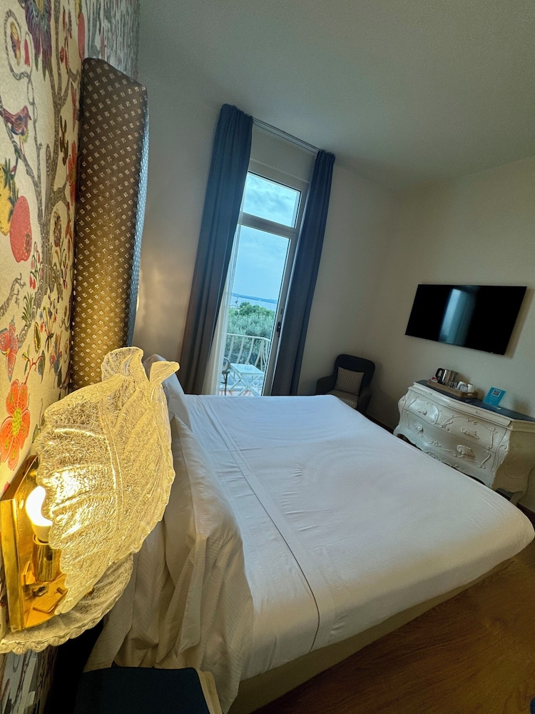 Olivi Hotel & Natural Spa — Hotel rooms in Sirmione, Lombardy