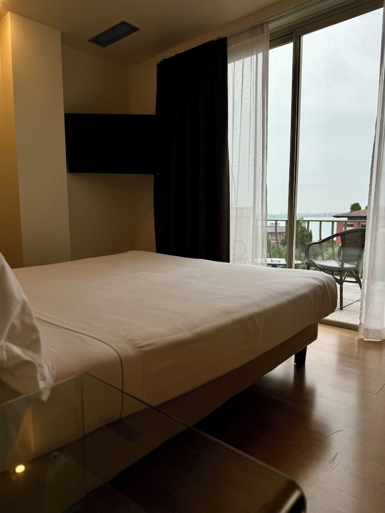 Olivi Hotel & Natural Spa — Hotel rooms in Sirmione, Lombardy
