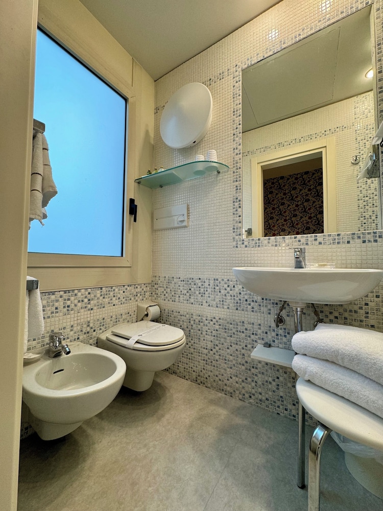 Olivi Hotel & Natural Spa — Hotel rooms in Sirmione, Lombardy