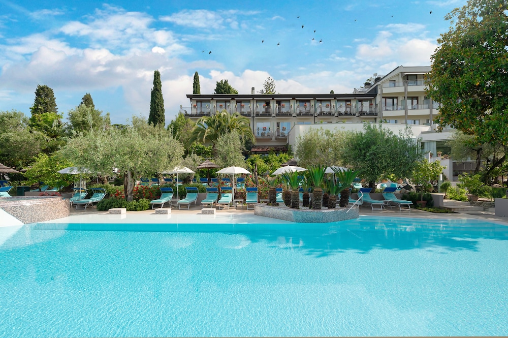 Olivi Hotel & Natural Spa — Swimming pool in Sirmione, Lombardy