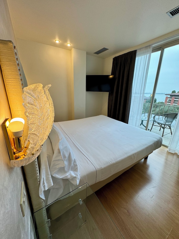 Olivi Hotel & Natural Spa — Hotel rooms in Sirmione, Lombardy
