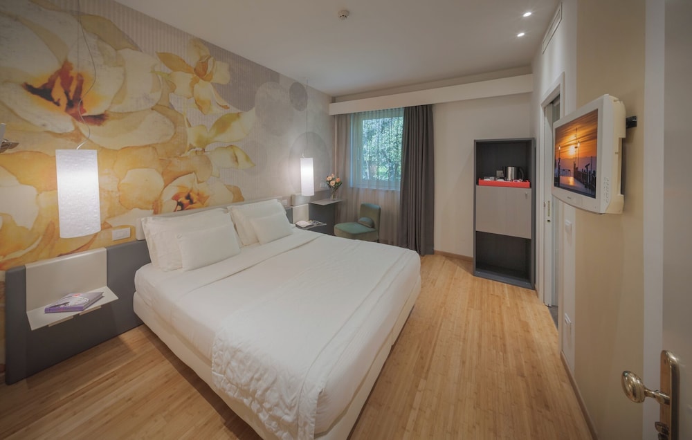 Olivi Hotel & Natural Spa — Hotel rooms in Sirmione, Lombardy