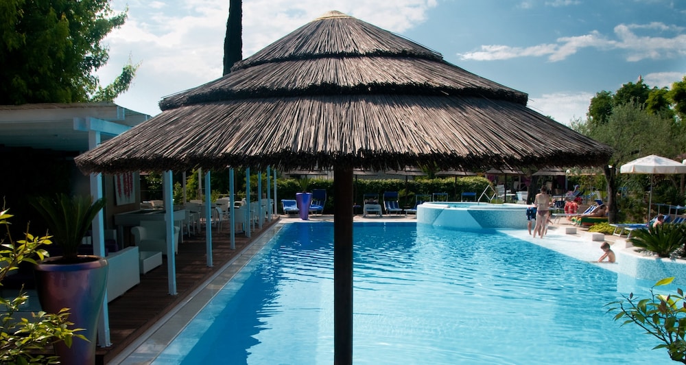 Olivi Hotel & Natural Spa — Swimming pool in Sirmione, Lombardy