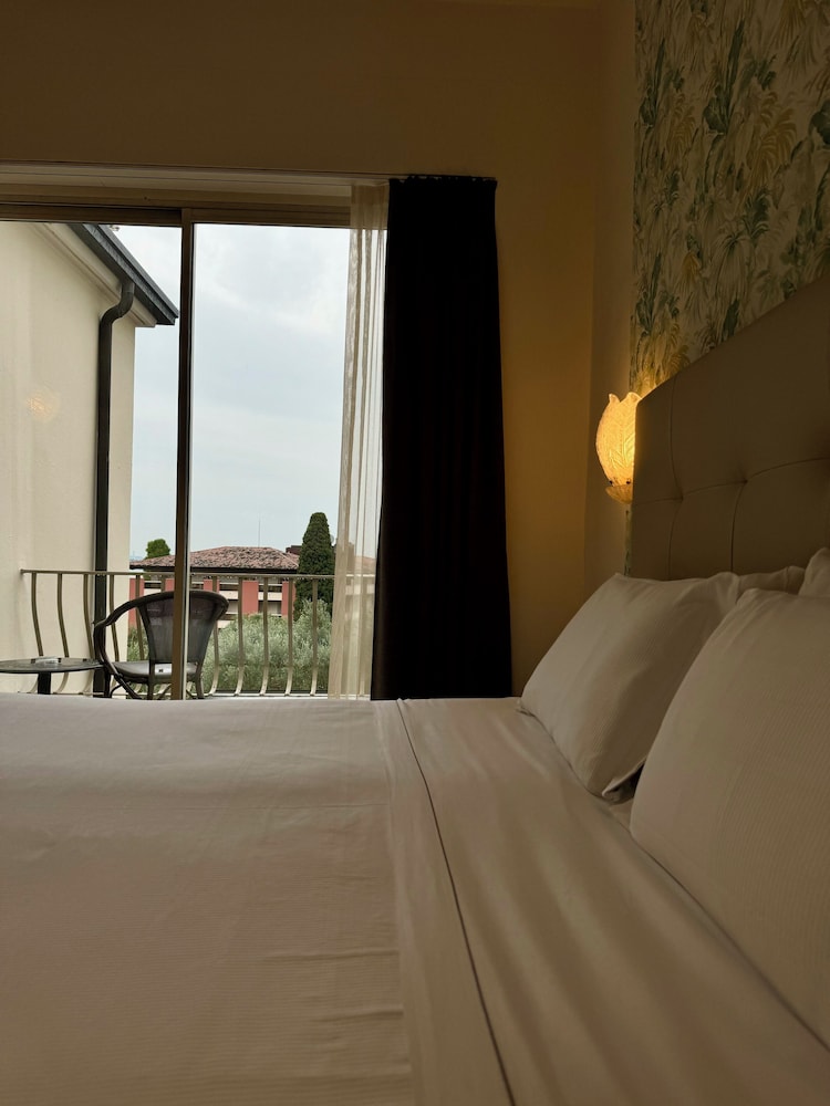Olivi Hotel & Natural Spa — Hotel rooms in Sirmione, Lombardy