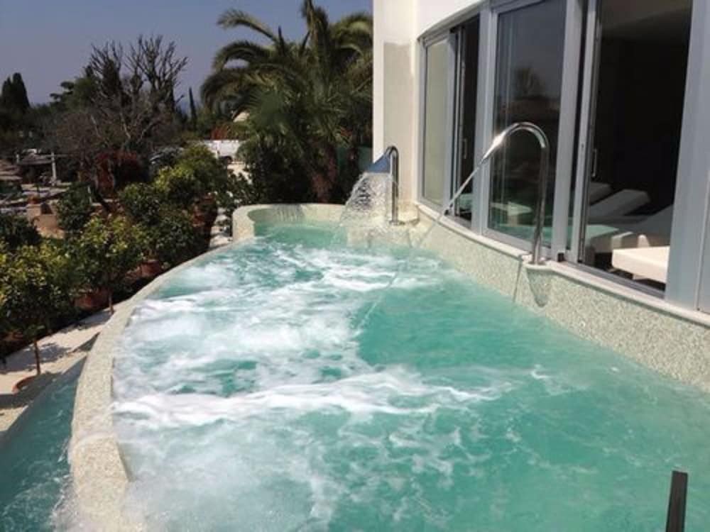 Olivi Hotel & Natural Spa — Swimming pool in Sirmione, Lombardy