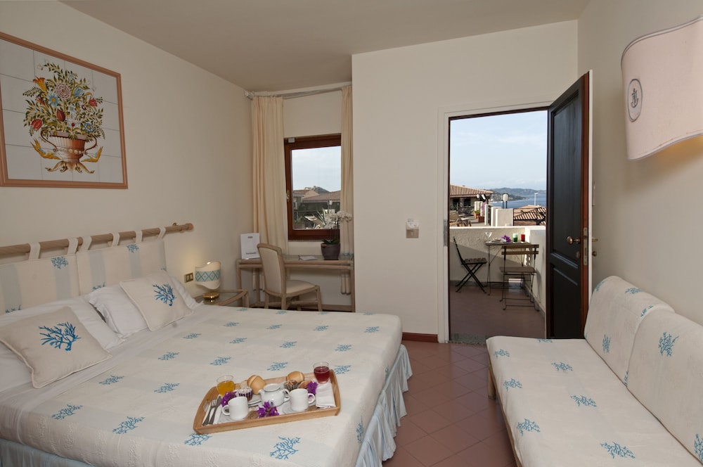 Hotel Palau — Hotel rooms in Palau, Sardinia