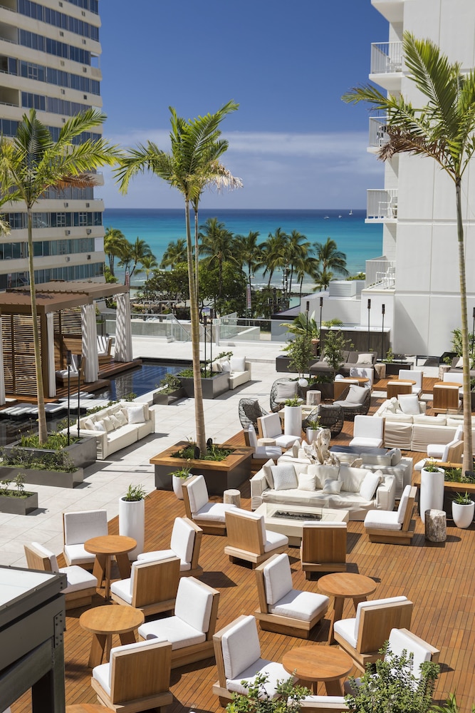 'Alohilani Resort Waikiki Beach — Restaurant & bars in Honolulu, Hawaii