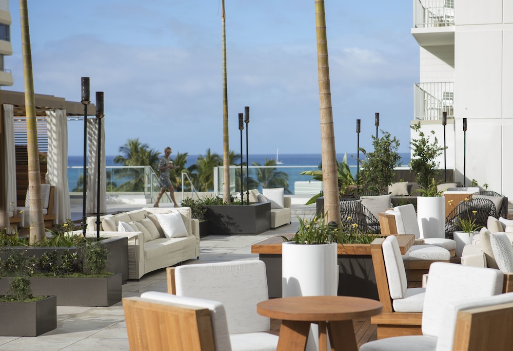 'Alohilani Resort Waikiki Beach — Restaurant & bars in Honolulu, Hawaii