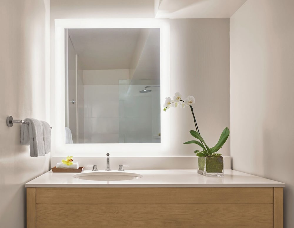 'Alohilani Resort Waikiki Beach — Hotel rooms in Honolulu, Hawaii