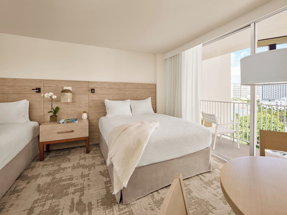 'Alohilani Resort Waikiki Beach — Hotel rooms in Honolulu, Hawaii