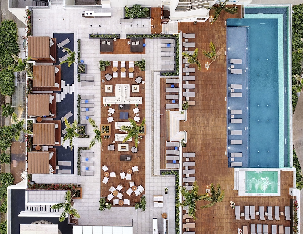 'Alohilani Resort Waikiki Beach — Swimming pool in Honolulu, Hawaii