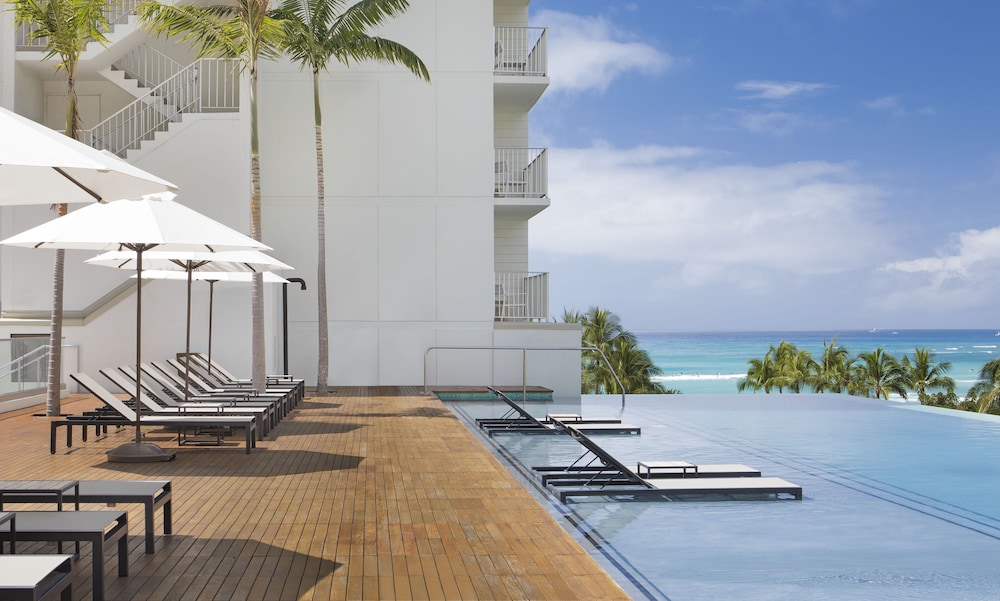 'Alohilani Resort Waikiki Beach — Swimming pool in Honolulu, Hawaii