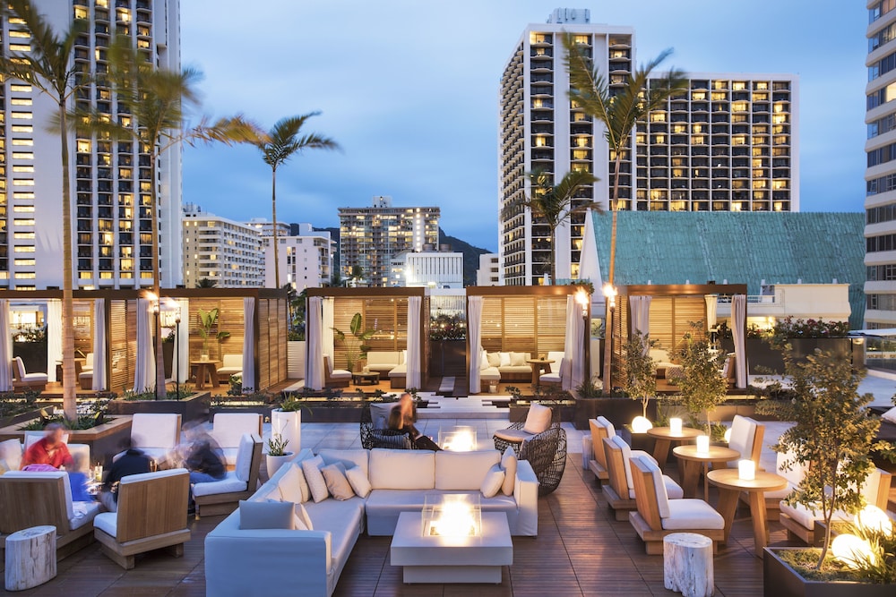 'Alohilani Resort Waikiki Beach — Restaurant & bars in Honolulu, Hawaii