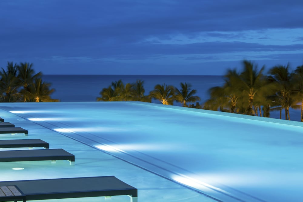 'Alohilani Resort Waikiki Beach — Swimming pool in Honolulu, Hawaii