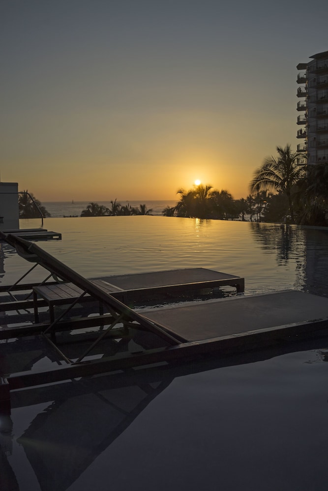 'Alohilani Resort Waikiki Beach — Swimming pool in Honolulu, Hawaii