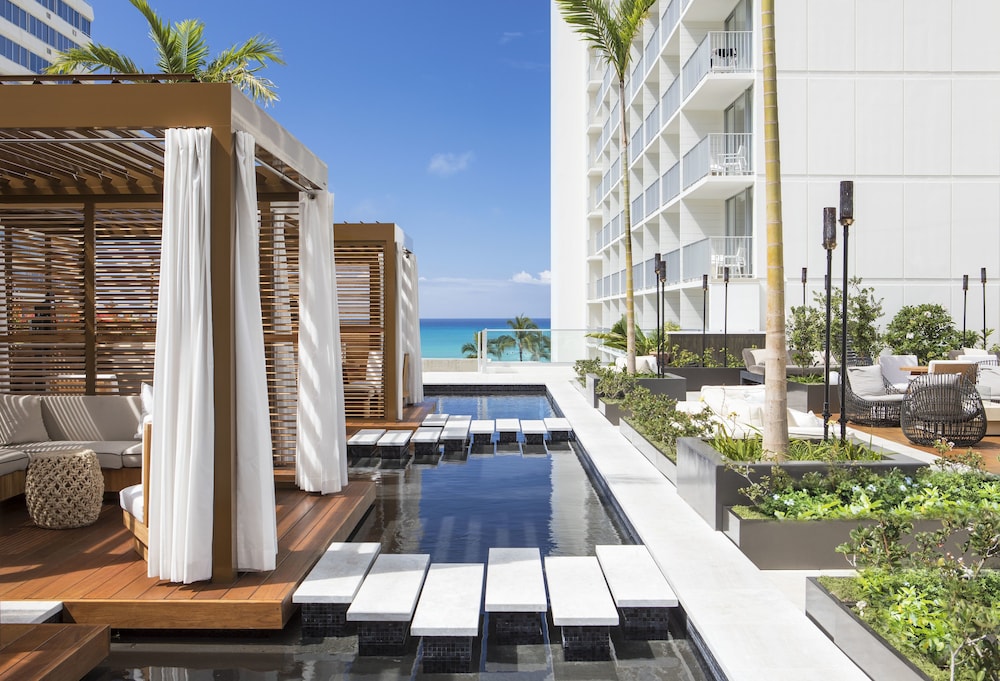 'Alohilani Resort Waikiki Beach — Swimming pool in Honolulu, Hawaii