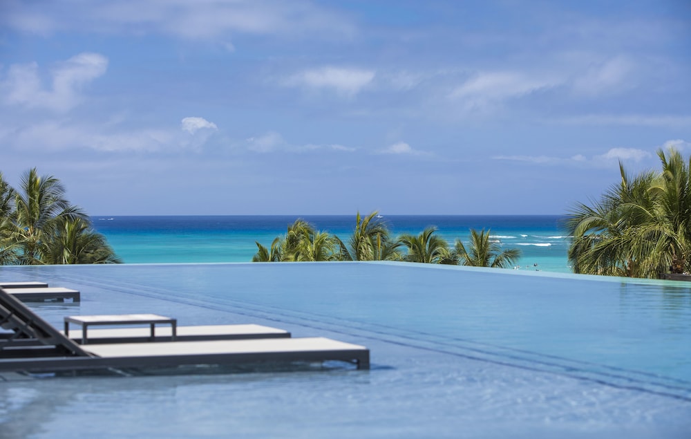 'Alohilani Resort Waikiki Beach — Swimming pool in Honolulu, Hawaii