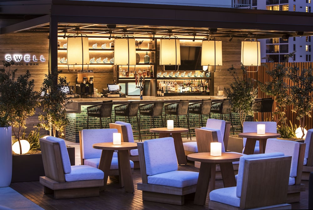 'Alohilani Resort Waikiki Beach — Restaurant & bars in Honolulu, Hawaii