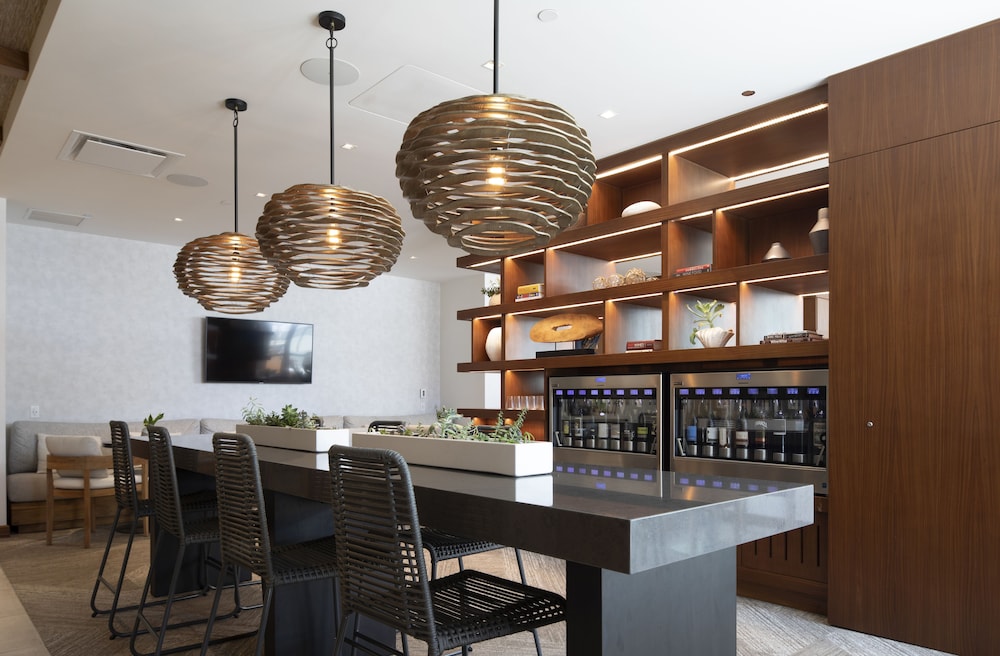 'Alohilani Resort Waikiki Beach — Restaurant & bars in Honolulu, Hawaii