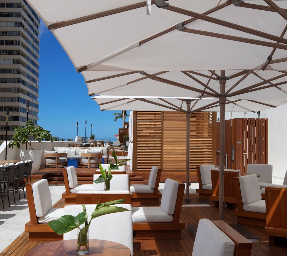 'Alohilani Resort Waikiki Beach — Restaurant & bars in Honolulu, Hawaii