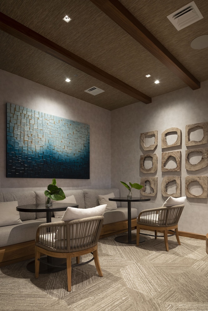 'Alohilani Resort Waikiki Beach — Restaurant & bars in Honolulu, Hawaii