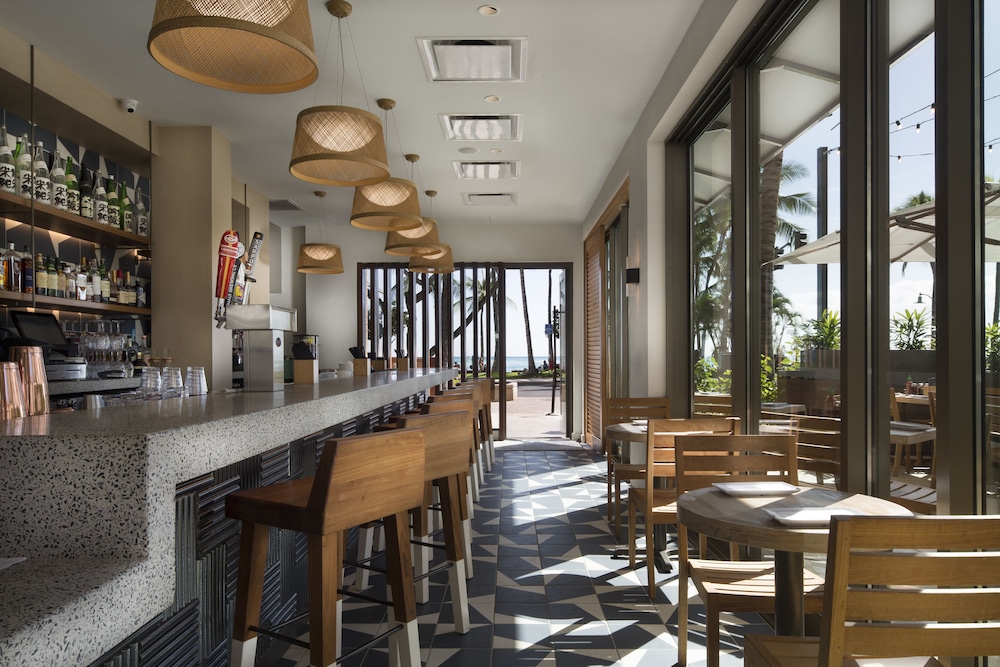 'Alohilani Resort Waikiki Beach — Restaurant & bars in Honolulu, Hawaii