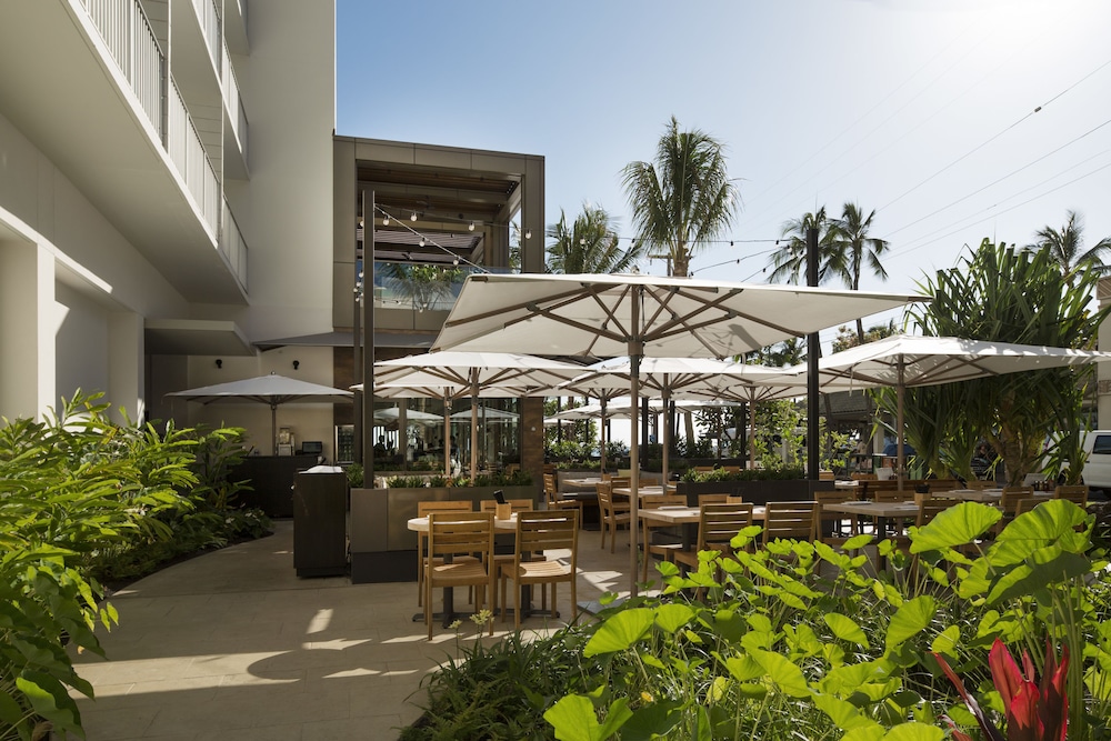 'Alohilani Resort Waikiki Beach — Restaurant & bars in Honolulu, Hawaii