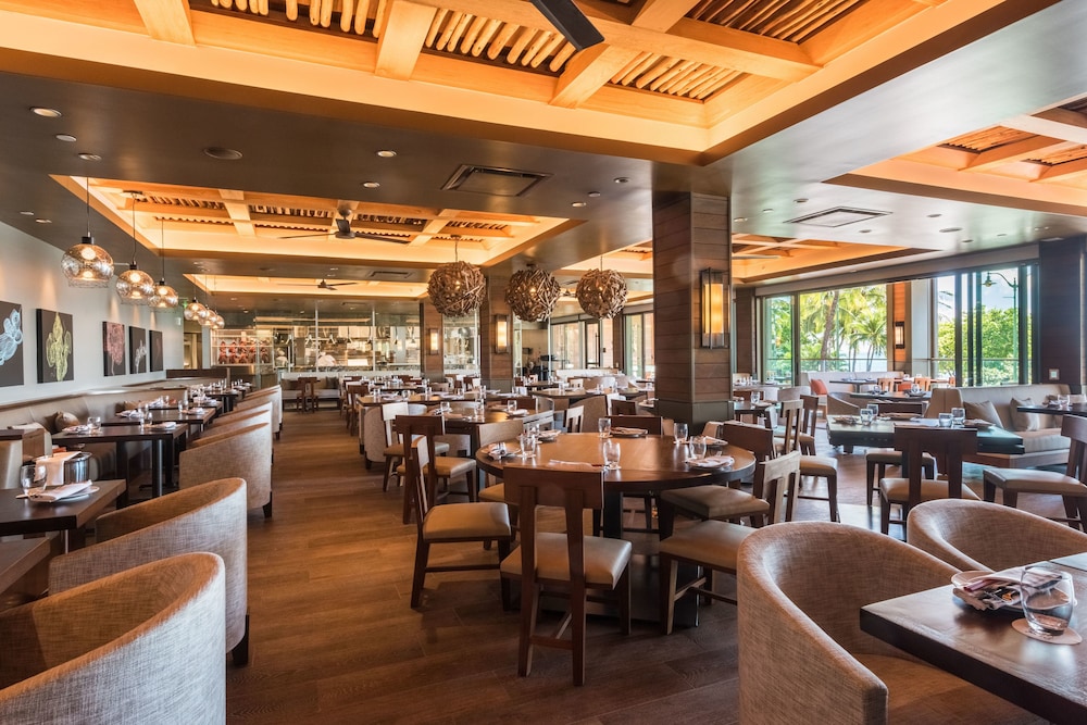 'Alohilani Resort Waikiki Beach — Restaurant & bars in Honolulu, Hawaii