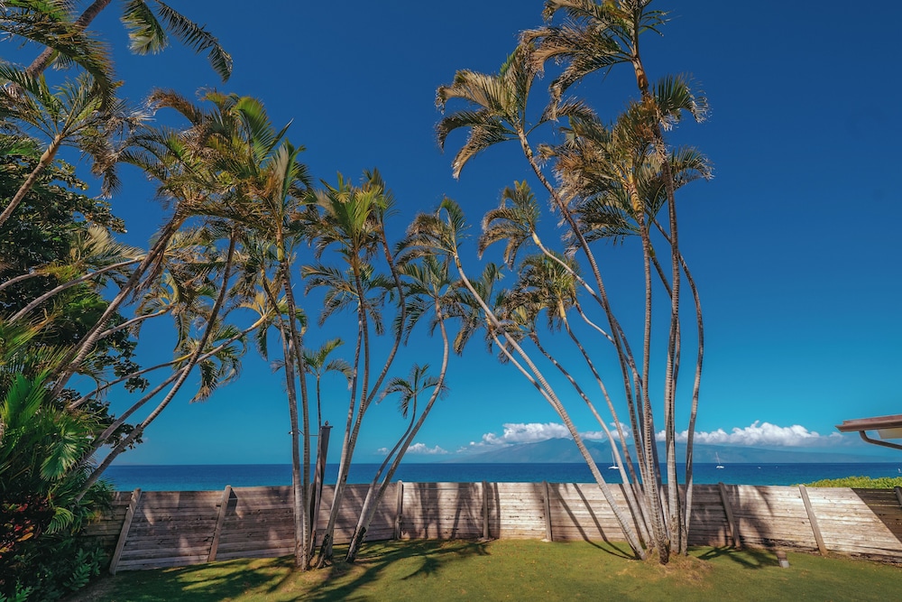 Royal Lahaina Resort & Bungalows — Beach in Kaanapali, Hawaii