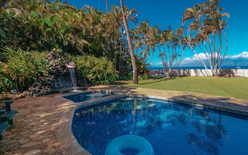 Royal Lahaina Resort & Bungalows — Swimming pool in Kaanapali, Hawaii