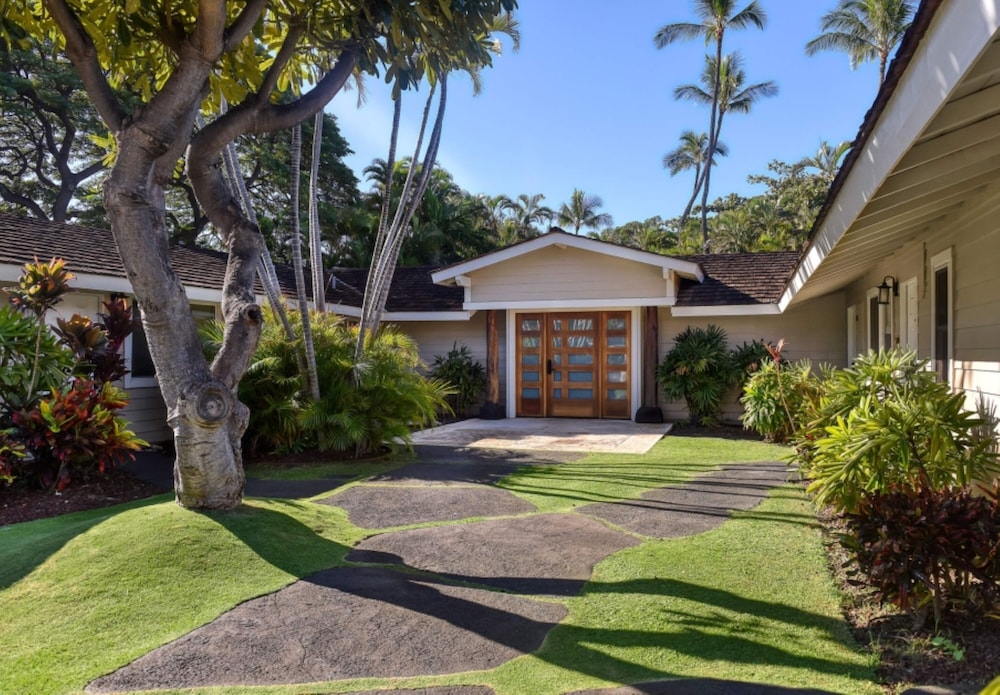 Royal Lahaina Resort & Bungalows — Hotel building in Kaanapali, Hawaii