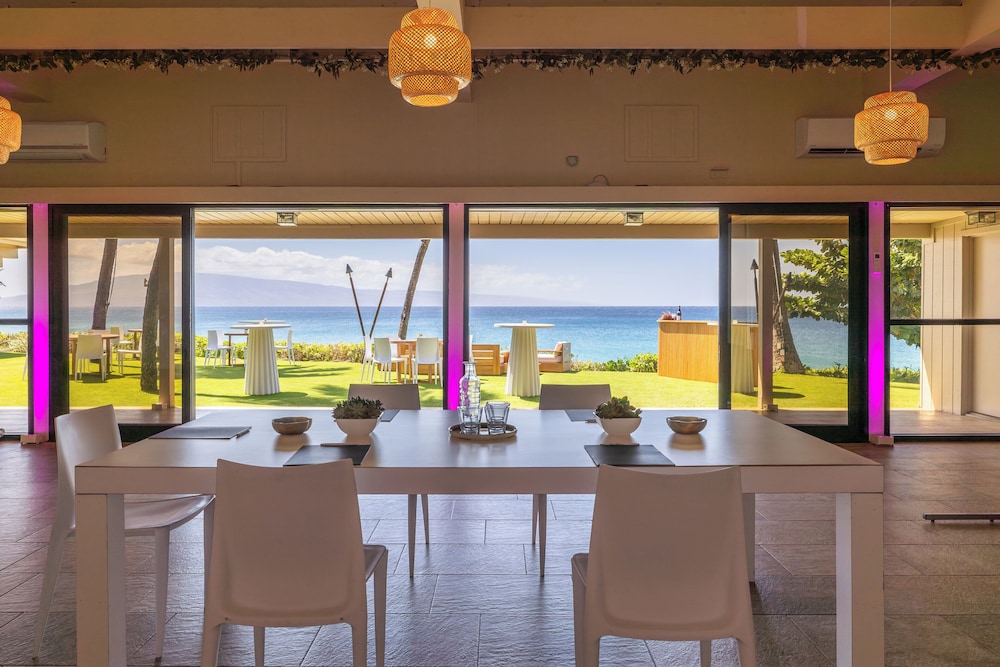 Royal Lahaina Resort & Bungalows — Restaurant & bars in Kaanapali, Hawaii