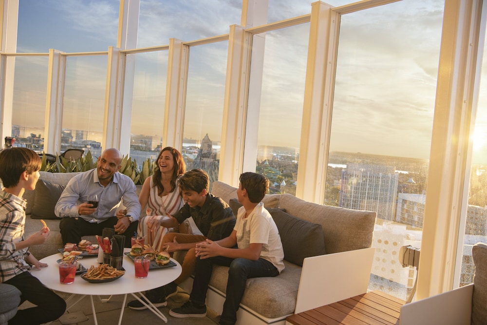 Universal's Aventura Hotel — Restaurant & bars in Orlando, Florida