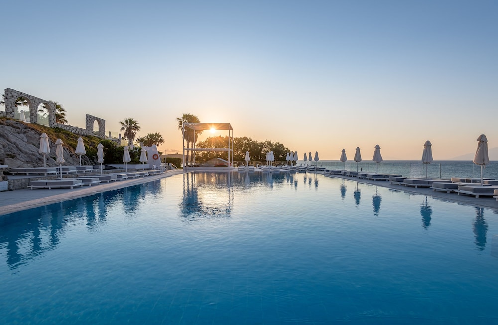 Dimitra Beach Hotel & Suites — Main photo in Psalidi, South Aegean