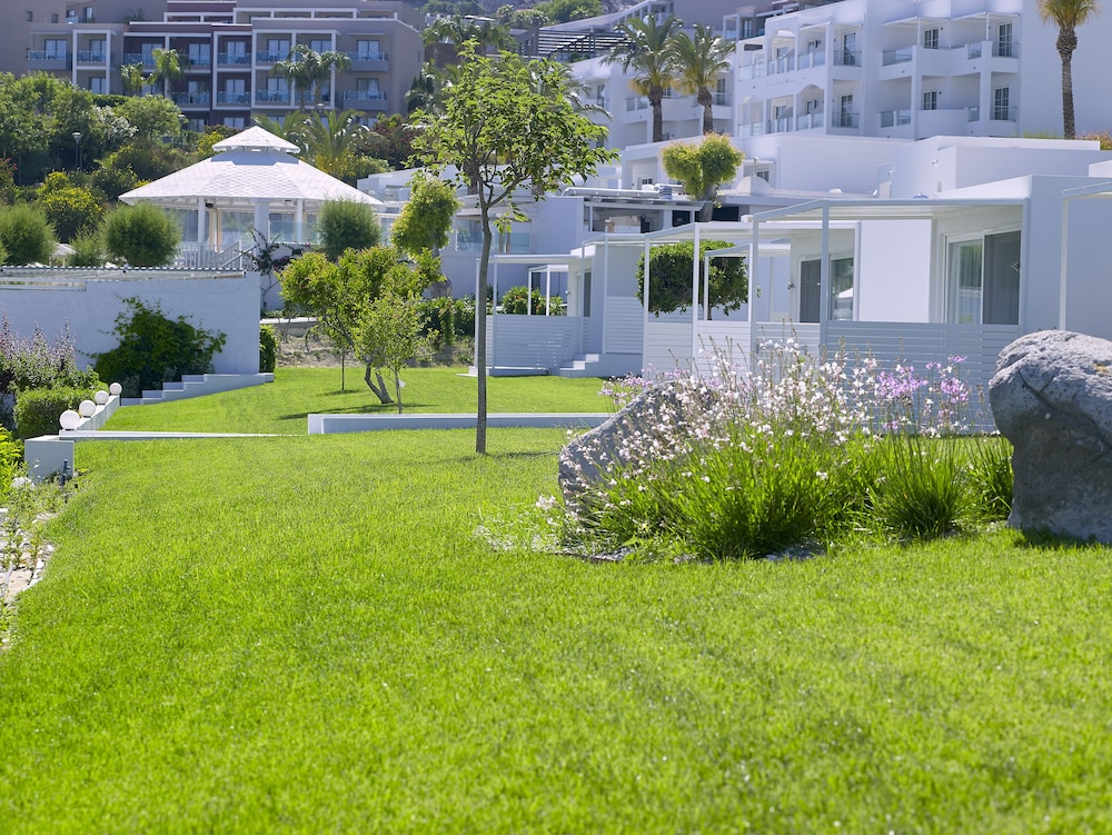 Dimitra Beach Hotel & Suites — Hotel building in Psalidi, South Aegean