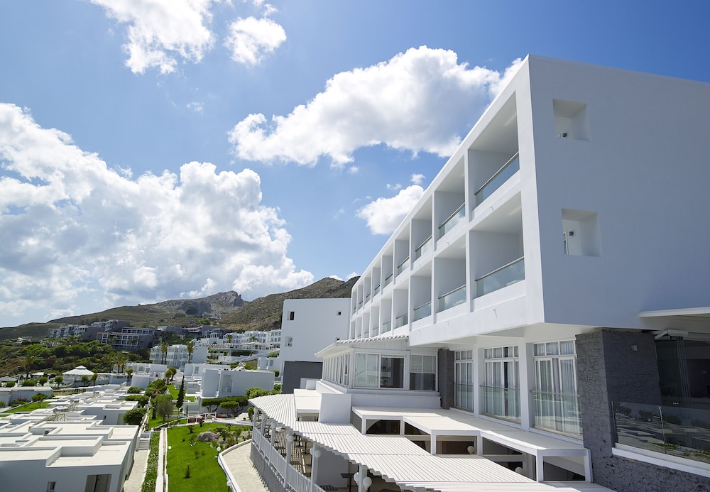 Dimitra Beach Hotel & Suites — Hotel building in Psalidi, South Aegean