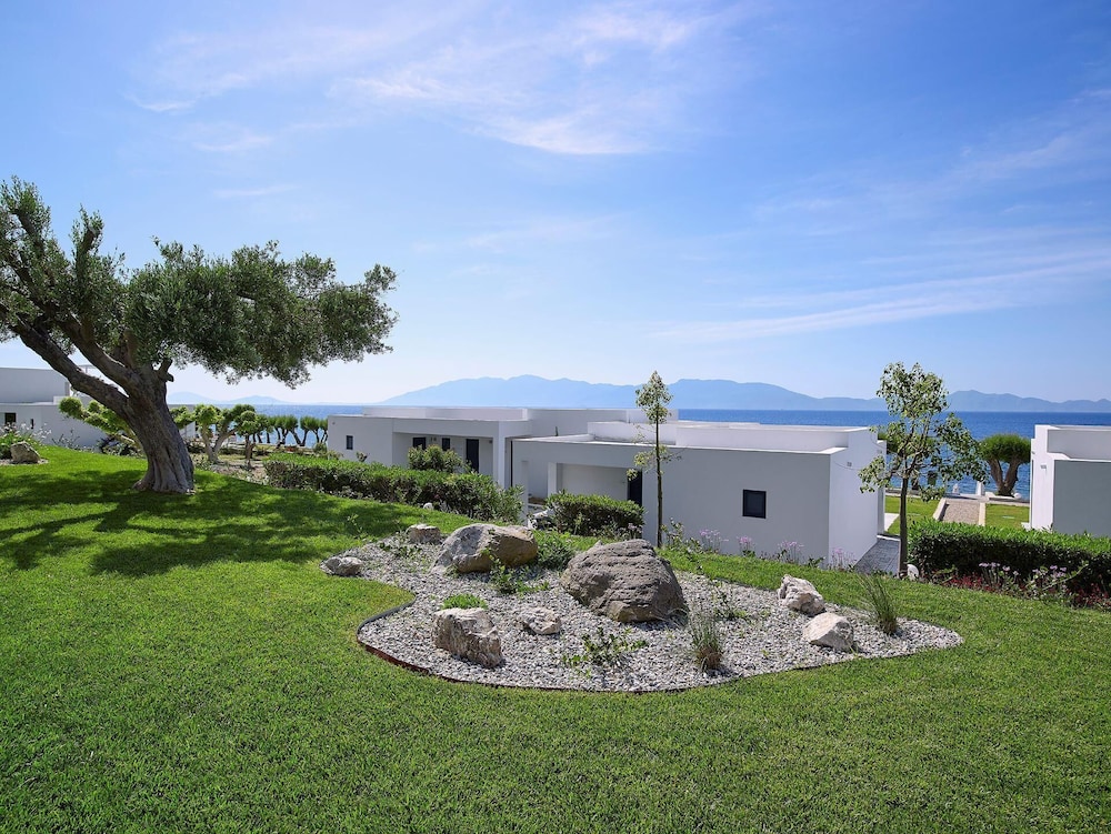 Dimitra Beach Hotel & Suites — Hotel building in Psalidi, South Aegean