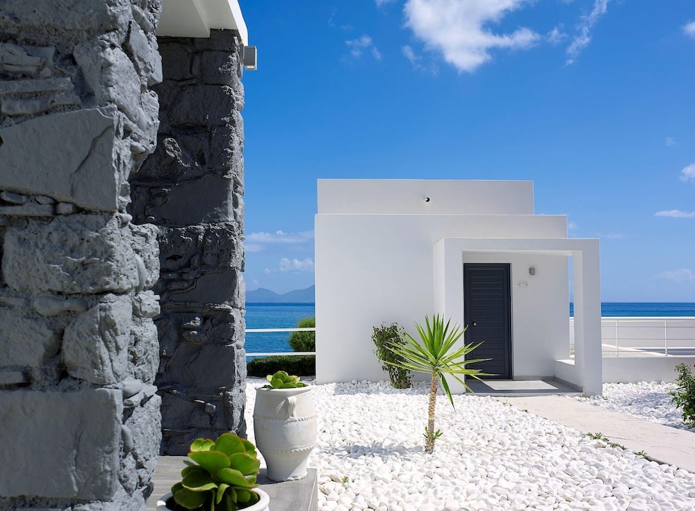 Dimitra Beach Hotel & Suites — Hotel building in Psalidi, South Aegean