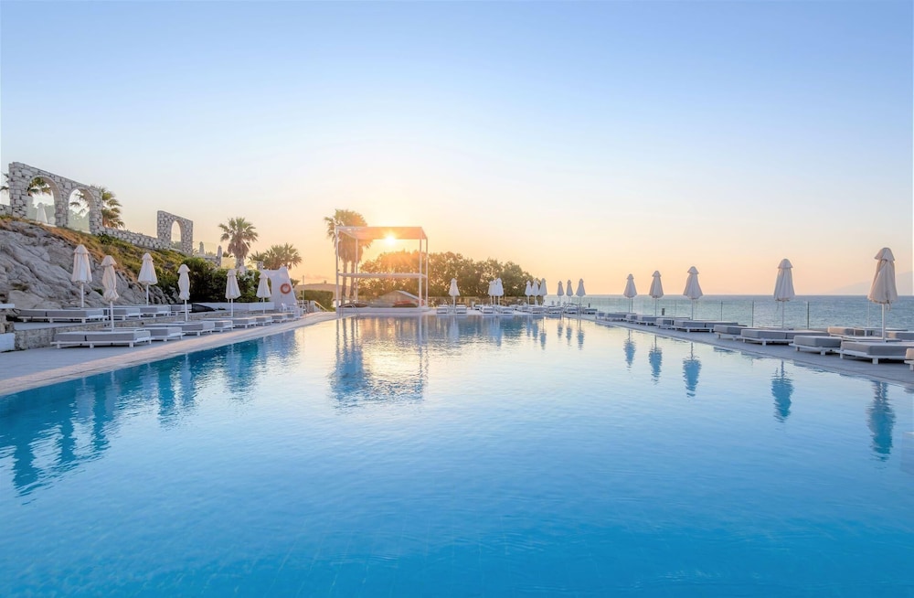 Dimitra Beach Hotel & Suites — Swimming pool in Psalidi, South Aegean